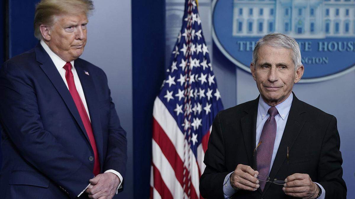 El principal asesor médico de la Casa Blanca, Anthony Fauci, y el presidente Donald Trump participan en la conferencia diaria sobre el coronavirus, el 22 de abril de 2020 en la Casa Blanca en Washington.