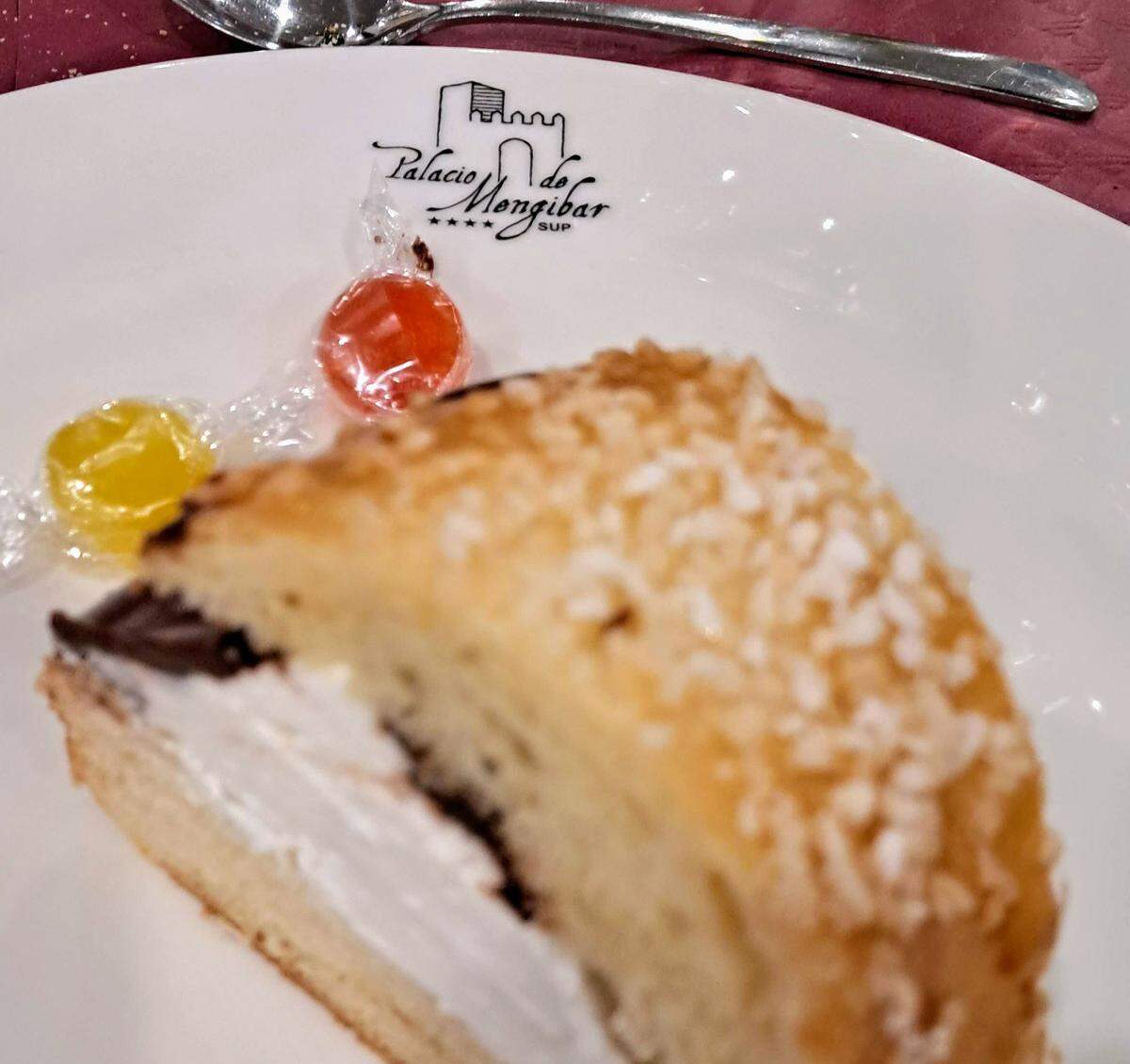 Postre de Roscón de Reyes en el comedor del Hotel de Mengíbar.