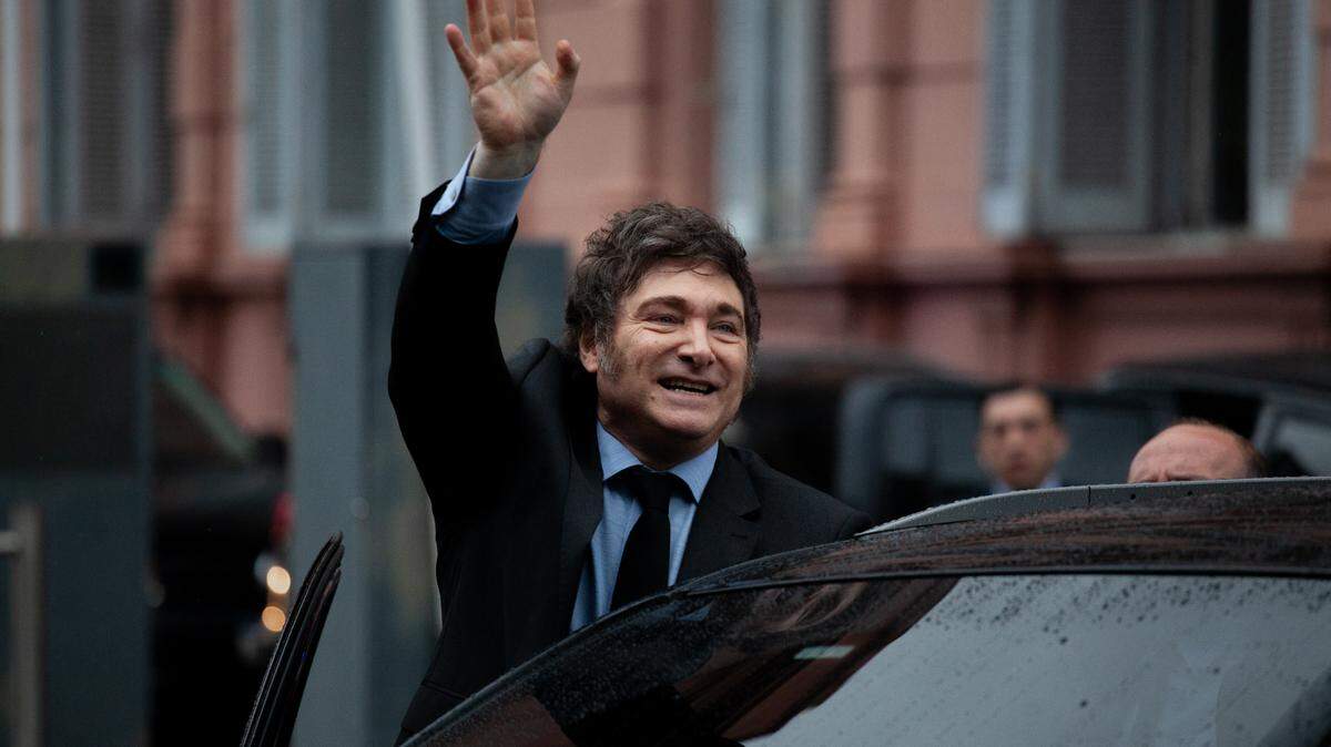 El presidente de Argentina, Javier Milei, sale de la Casa de Gobierno argentina tras una visita oficial del presidente de Francia, Emmanuel Macron, el 17 de noviembre de 2024, en Buenos Aires, Argentina.