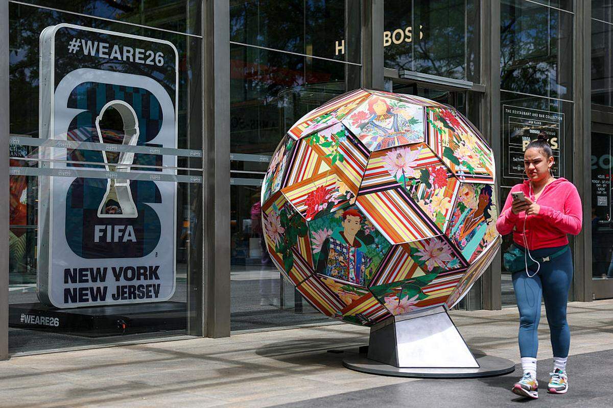 Una persona pasa junto a la señalización de la Copa Mundial de la FIFA 2026 en un centro comercial en Nueva York, el viernes 22 de mayo de 2026.