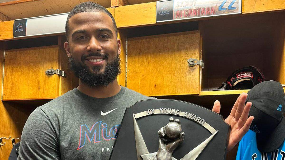 El as de los Marlins Sandy Alcántara recibió su Premio Cy Young 2022 de la Liga Nacional durante una ceremonia previa al partido de este domingo por la tarde en el Roger Dean Chevrolet Stadium, de Jupiter, Florida.