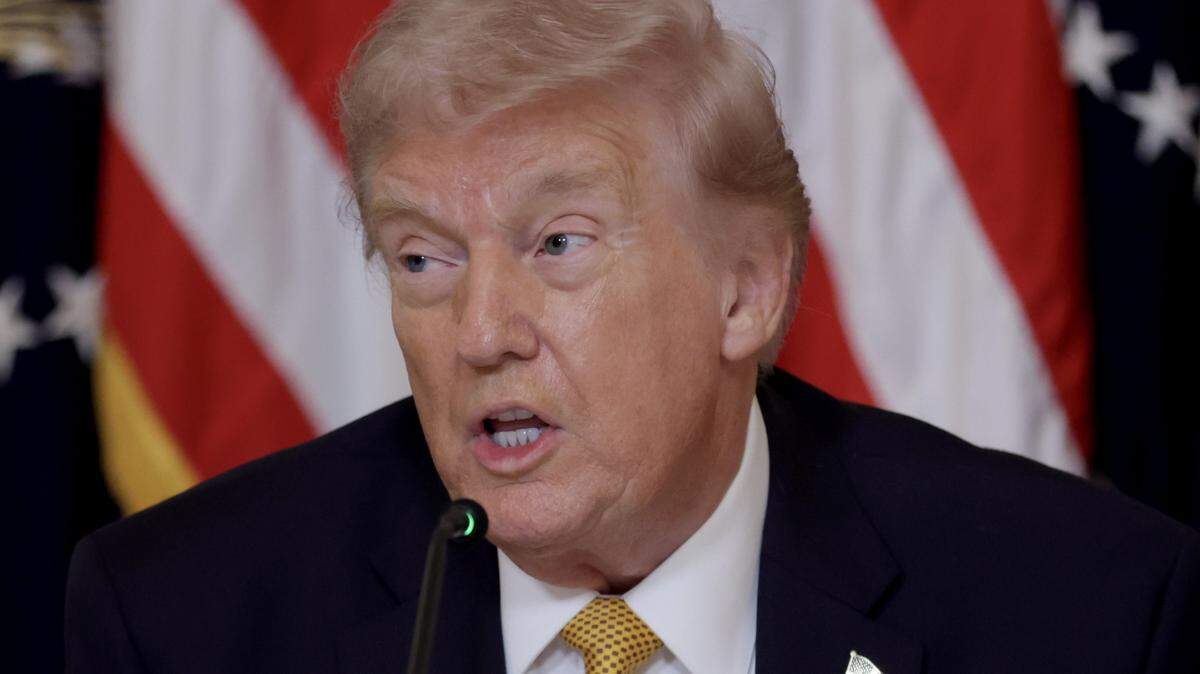 El presidente de Estados Unidos, Donald Trump, habla durante un almuerzo con los miembros de la junta del Trump Kennedy Center en el Salón Este de la Casa Blanca el 16 de marzo de 2026 en Washington, D.C..