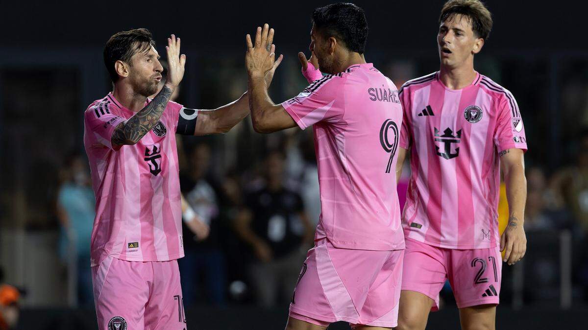 El delantero del Inter Miami Luis Suárez (9) celebra con sus compañeros Lionel Messi (10) y Tadeo Allende (21) después de anotar durante la segunda mitad de su partido de la MLS contra el CF Montréal en el Chase Stadium el miércoles 28 de mayo de 2025, en Fort Lauderdale, Florida.