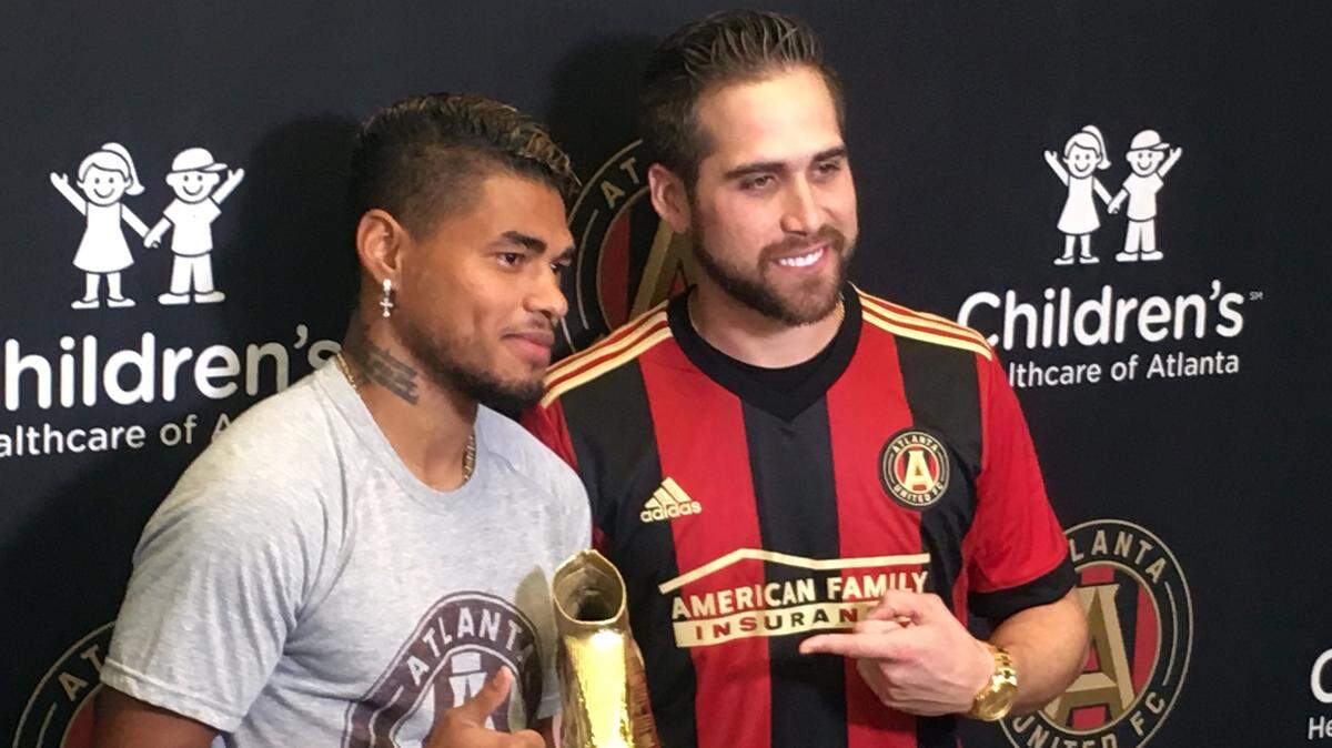El goleador venezolano del Atlanta United Josef Martínez (izq.) posa con la Bota de Oro en compañía de su compatriota y jardinero de los Bravos de Atlanta Ender Inciarte, el 1ro de noviembre de 2018 en Marietta, Georgia.