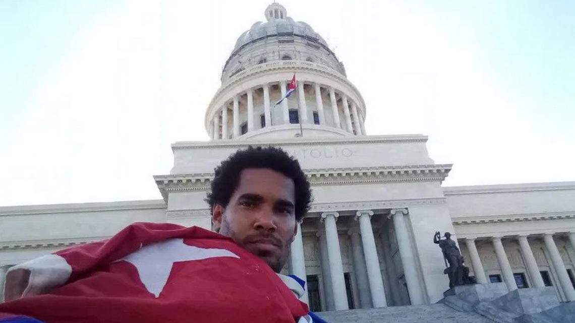 Detienen a Luis Manuel Otero Alcántara por repartir dulces a los niños en Cuba