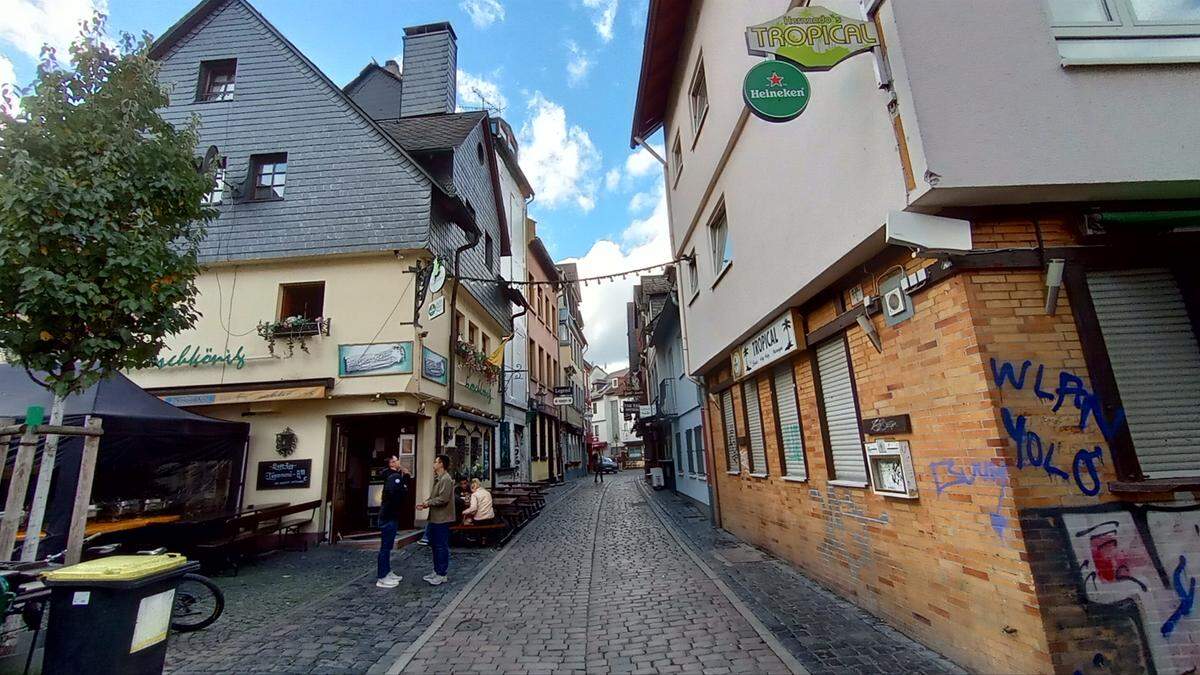 Calles del barrio de Sachsenhausen, conocida por su animación nocturna y las sidrería, bebida típica de la ciudad.