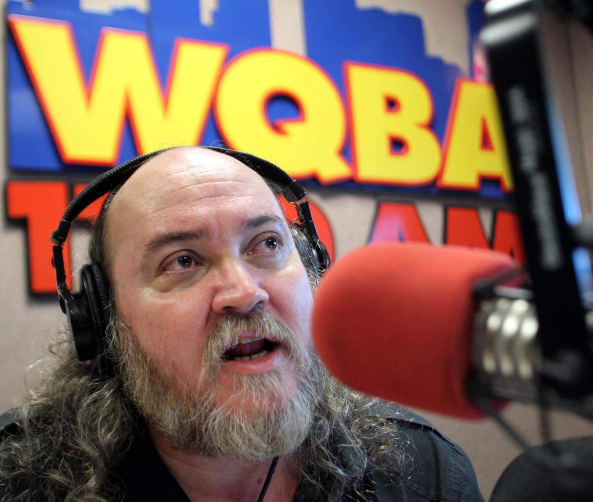 El presentador Pepe Forte fotografiado en el 2001 en los estudios de WQBA, en Miami.