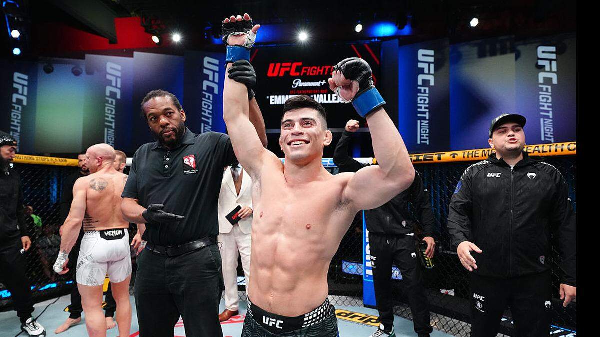 El joven argentino Kevin Vallejos firmó la victoria más importante de su carrera al detener por nocaut técnico al experimentado Josh Emmett, en el combate estelar de la Fight Night celebrada el sábado en el Apex de Las Vegas.