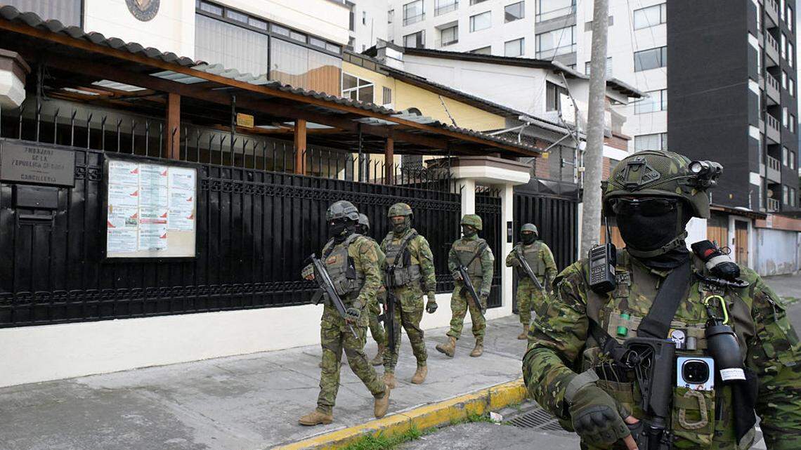 Miembros de la patrulla militar ecuatoriana frente a la embajada de Cuba en Quito, el miércoles 4 de marzo de 2026. El gobierno de Ecuador expulsó al embajador de Cuba en Quito, Basilio Gutiérrez, el miércoles, y le dio 48 horas para abandonar el país junto con toda su misión diplomática, informó el Ministerio de Relaciones Exteriores.