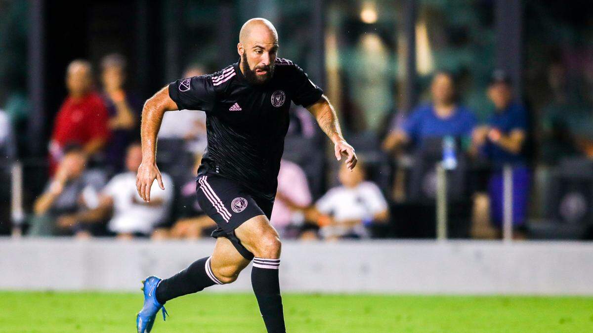 El delantero del Inter Miami Gonzalo Higuaín corre con la pelota en el partido ante el Chicago Fire, el 18 de agosto de 2021 en el DRV PNK Stadium en Fort Lauderdale, Florida.