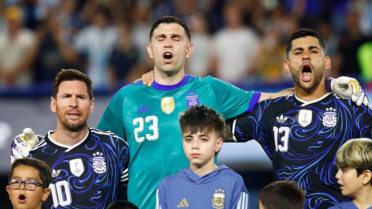 Lionel Messi, arquero Emiliano “Dibu” Martínez y Cristian “Cuti” Romero de Argentina cantan el himno nacional antes del partido amistoso entre Argentina y Zambia, el 31 de marzo de 2026, en el Estadio Alberto J. Armando “La Bombonera”, en Buenos Aires.