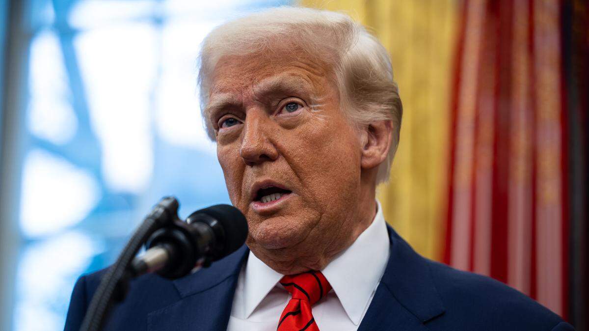 El presidente Donald Trump pronuncia un discurso después de que Pam Bondi prestara juramento como fiscal general en la Oficina Oval de la Casa Blanca en Washington, D.C., el 5 de febrero de 2025. 