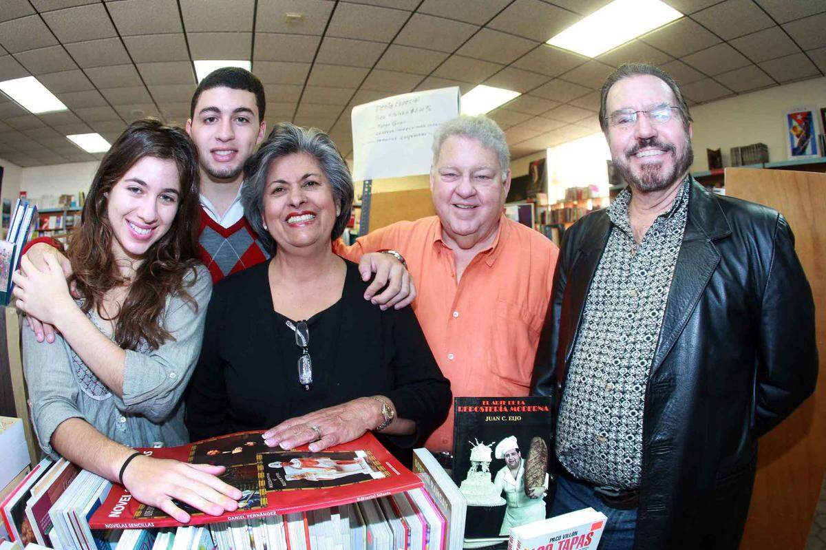 Alexandra Golik, su hermano Daniel V. Golik, Marta O. Salvat, Juan M. Salvat y Daniel Fernández celebrando la Nochebuena en la Librería Universal el 24 de diciembre del 2010.