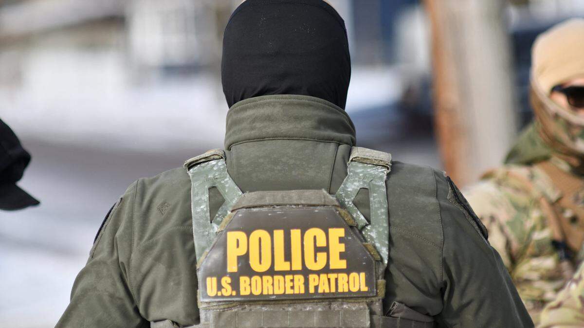 Fuerzas de US Customs and Border Protection (CBP) patrullan un vecindario durante una actividad de aplicación de inmigración en Minneapolis, Minnesota, el 11 de enero de 2026, tras el tiroteo fatal de Renee Nicole Good, de 37 años, ocurrido unos días antes en esa ciudad.