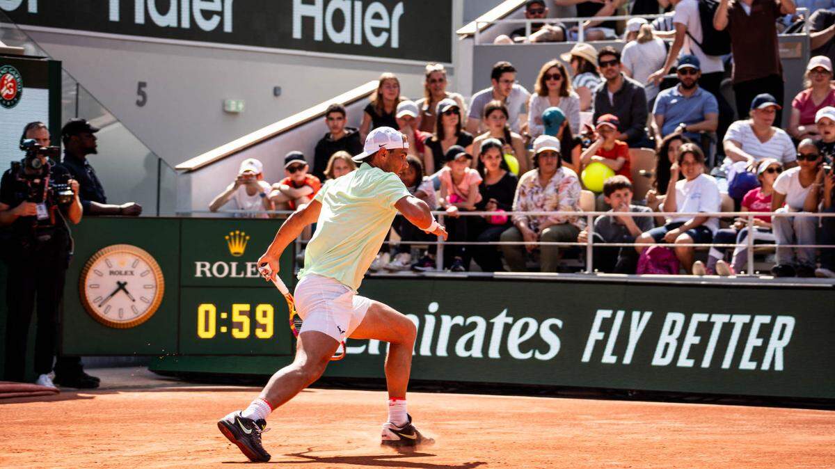 Rafael Nadal devuelve una pelota en una práctica en París, el 25 de mayo de 2024.