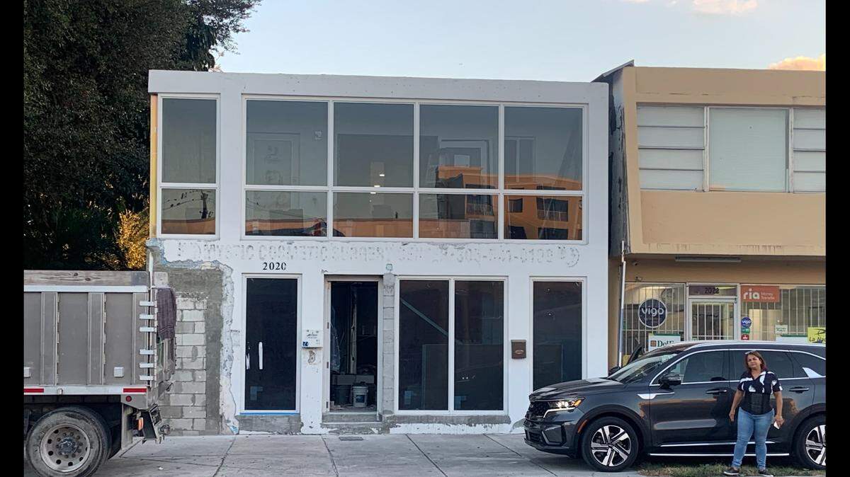 Antigua sede del New World Medical & Mystic Cosmetic Surgery Center en Miami, propiedad de una LLC dirigida por Maria González y Yaritzza González, ambas directivas de Mystic, y Jadhiel Reyes.