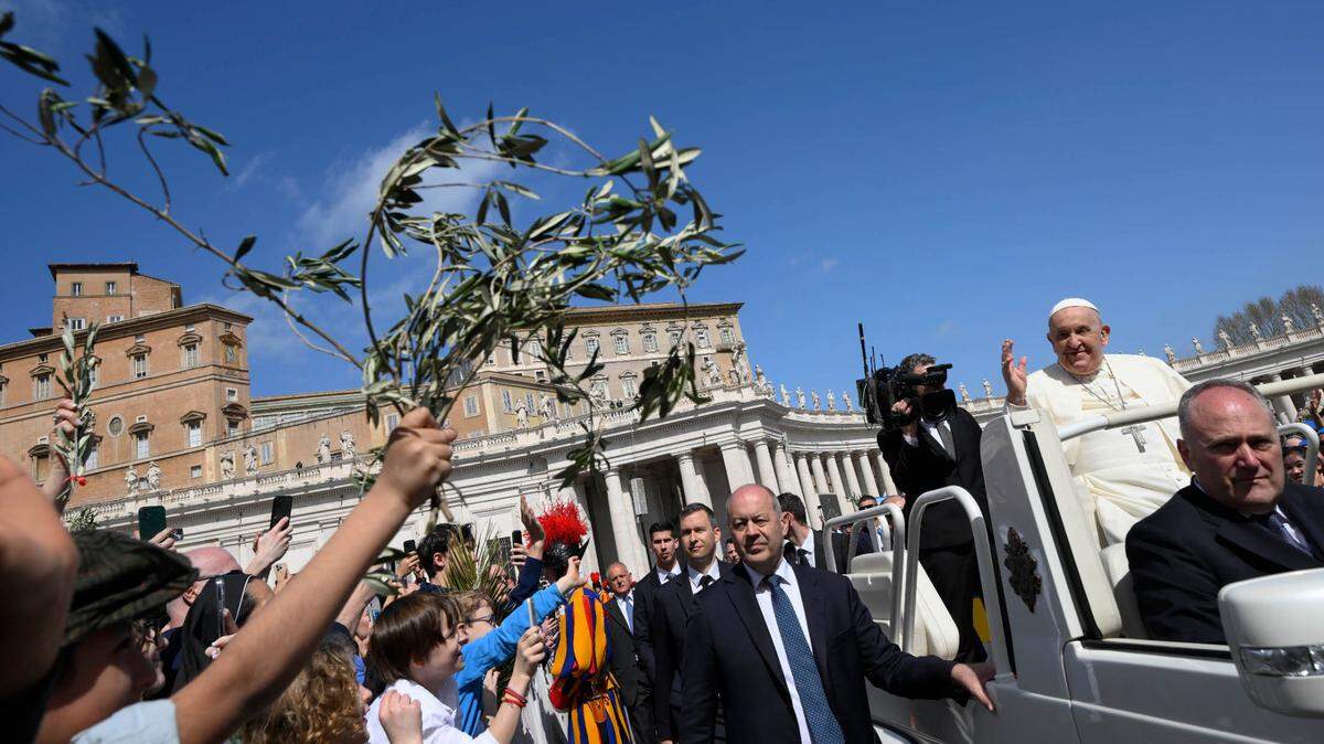 El papa Francisco saluda a las miles de personas congregadas en la Plaza de San Pedro durante el Domingo de Ramos, el 24 de marzo de 2024, en la Ciudad del Vaticano.
