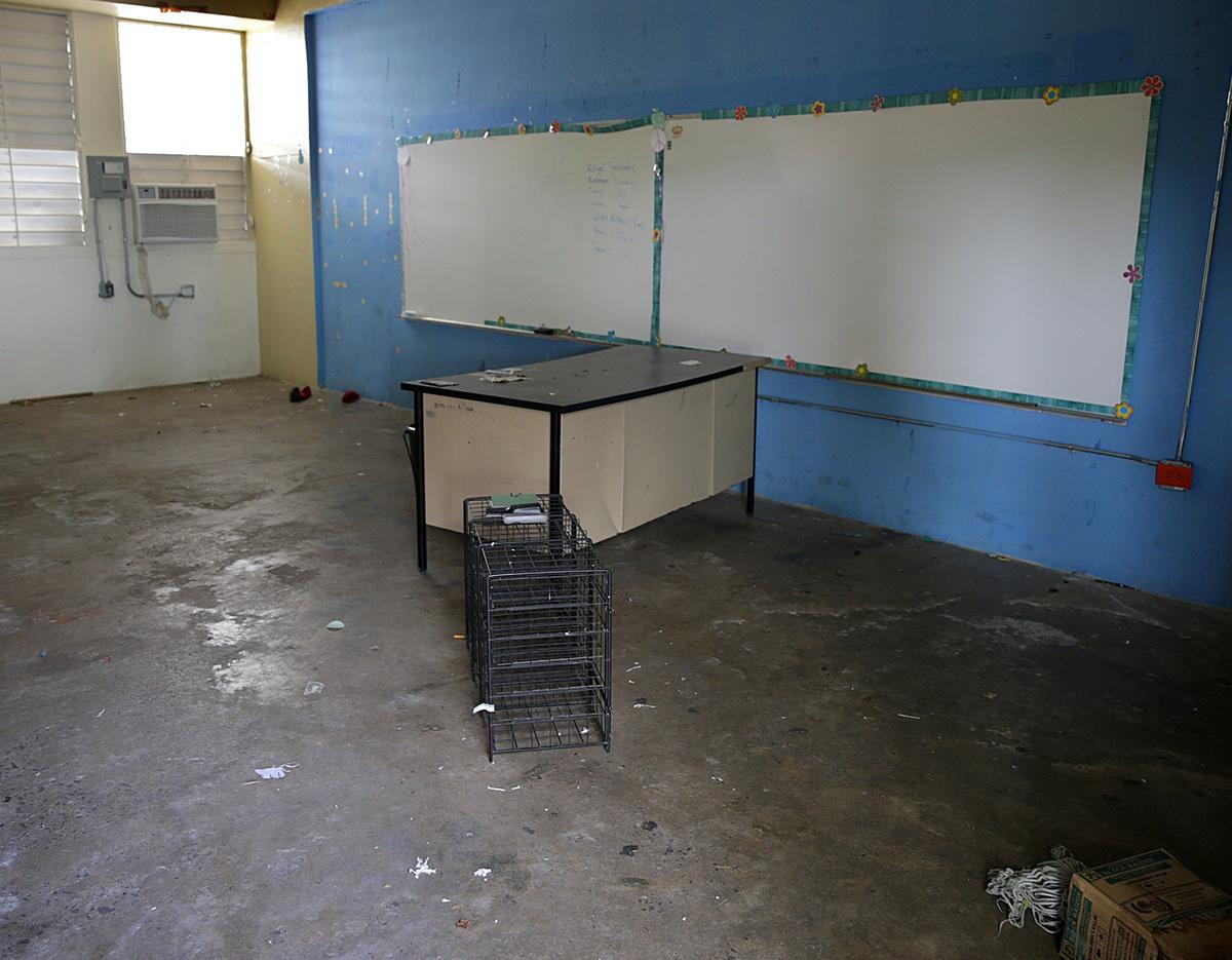 Un aula casi vacía en la escuela Marcos Sánchez, en Yabucoa, que fue cerrada, a pesar de no sufrir daños por el huracán María, sin previo aviso a padres, alumnos y maestros, un año después del paso de la tormenta.