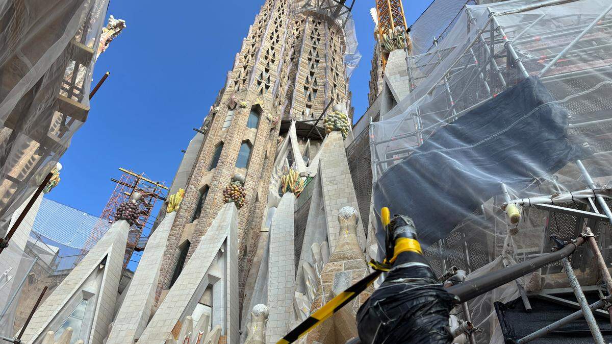 Vista de la Basílica de la Sagrada Familia, en Barcelona, España, el jueves 18 de septiembre de 2025. Incluso después de la finalización de la cruz en la torre principal de la Sagrada Familia, se espera que la basílica siga siendo una obra en construcción durante 10 años más.