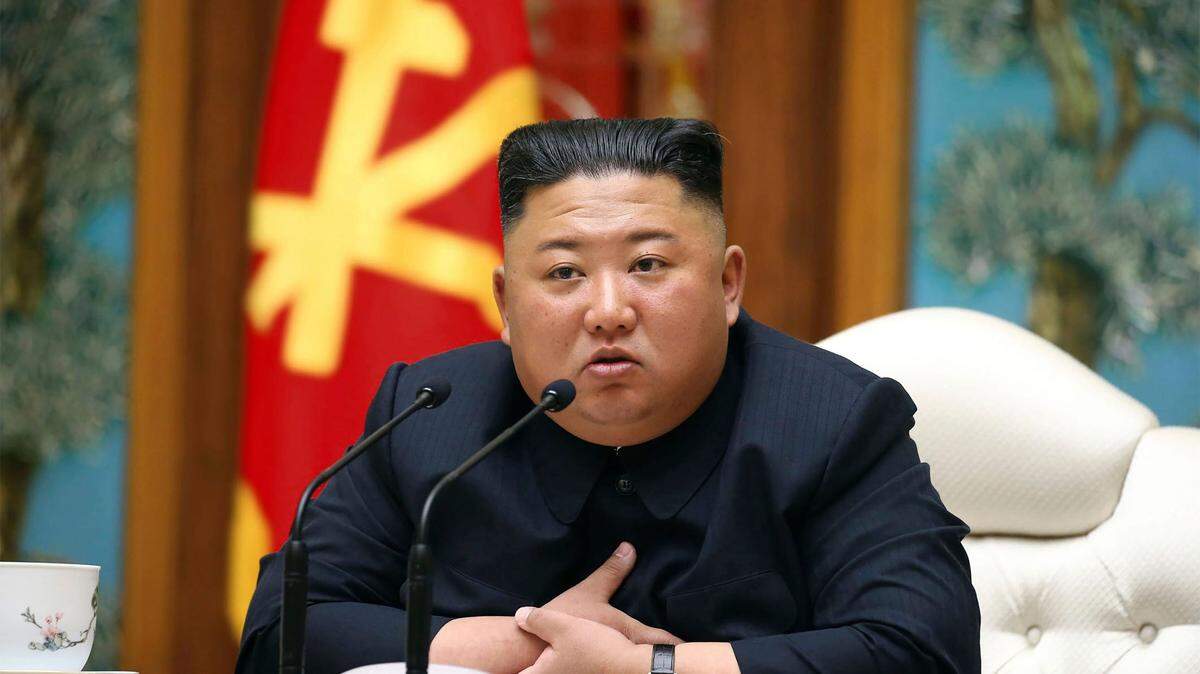 Una foto de archivo del 11 de abril de 2020 proporcionada por el gobierno de Corea del Norte muestra a Kim Jong Un asistiendo a una reunión del politburó del gobernante Partido de los Trabajadores de Corea en Pyongyang.