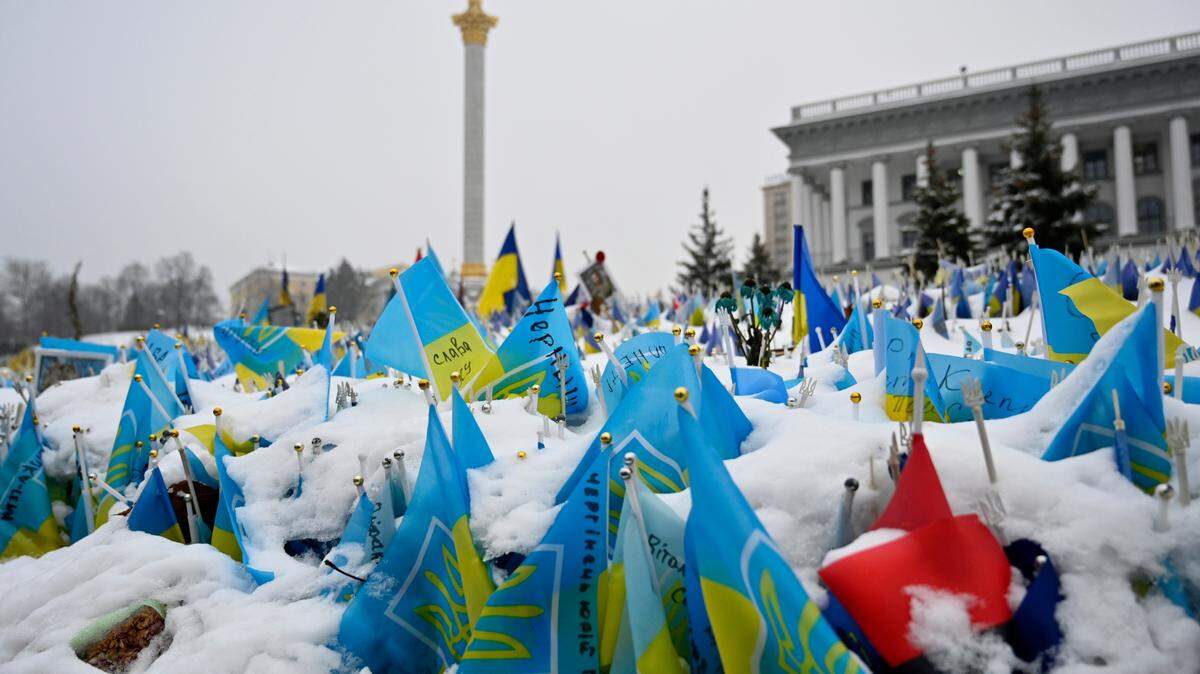 Foto de archivo que muestra banderas de Ucrania con los nombres de soldados que han muerto luchando contra la invasión rusa, en exhibición en la Plaza de la Independencia, en Kiev.