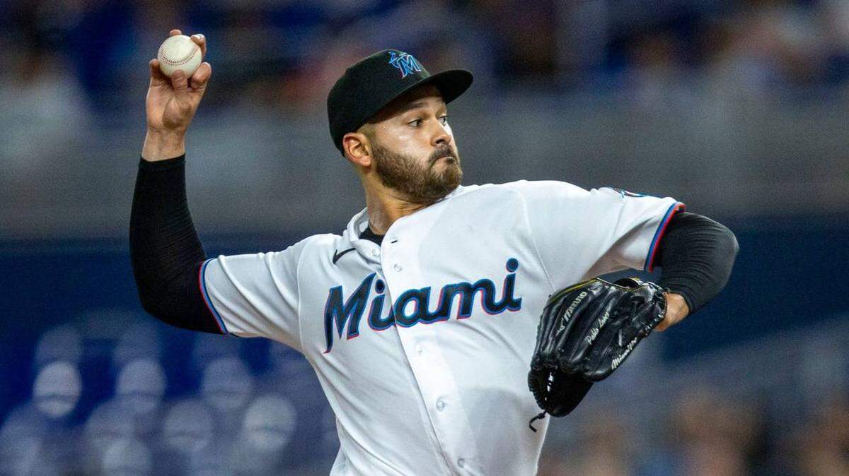 El lanzador de los Miami Marlins Pablo López (49) lanza la bola durante la tercera entrada de un partido de la MLB contra los Chicago Cubs en el parque loanDepot en la Pequeña Habana de Miami, Florida, el martes 20 de septiembre de 2022.
