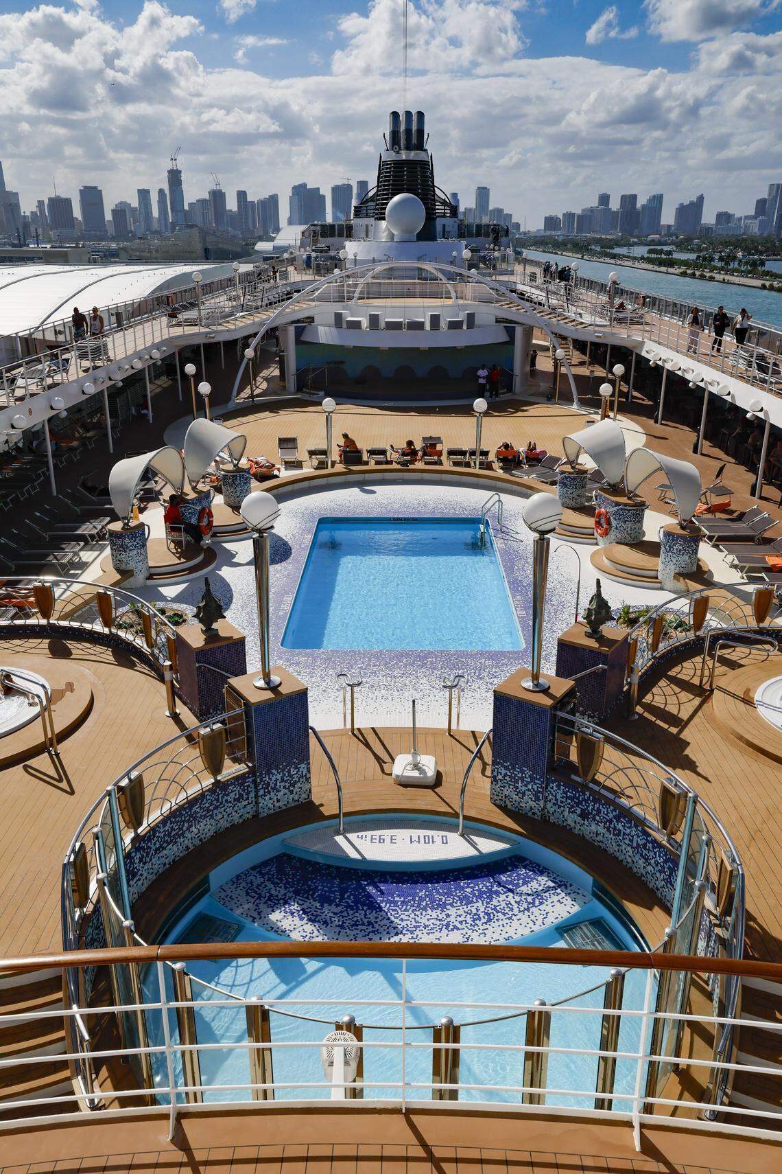 La cubierta de la piscina del MSC Poesia.