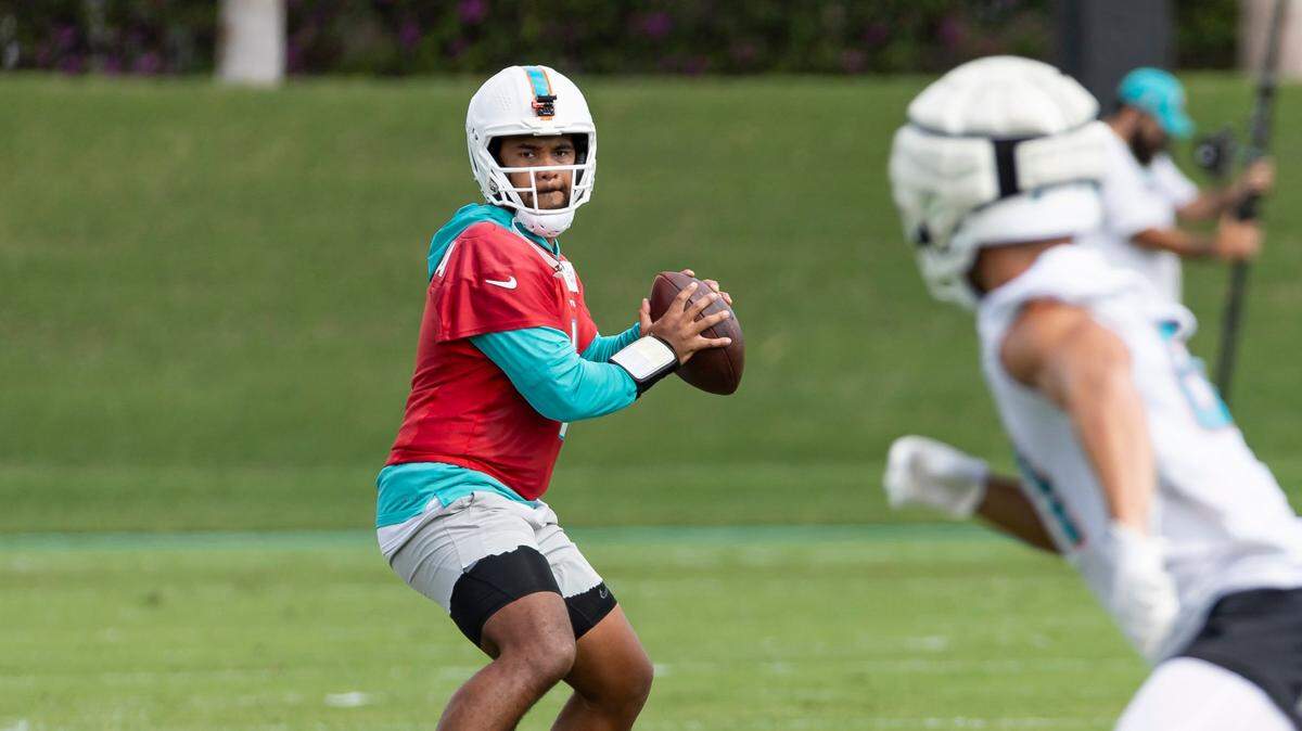 El quarterback de los Dolphins Tua Tagovailoa trata de pasar el ovoide en un entrenamiento con el equipo, el 25 de octubre de 2023 en el Baptist Health Training Complex en Miami Gardens, Florida.