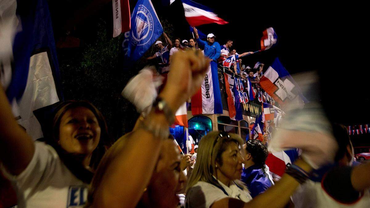 Los partidarios del candidato presidencial a la Alianza Republicana Nacionalista, ARENA, Carlos Calleja, participan en un mitin de campaña en San Salvador, El Salvador, el miércoles 30 de enero de 2019. Los salvadoreños acuden a las urnas para elegir un presidente el domingo, febrero. 3. (Foto AP / Moises Castillo)