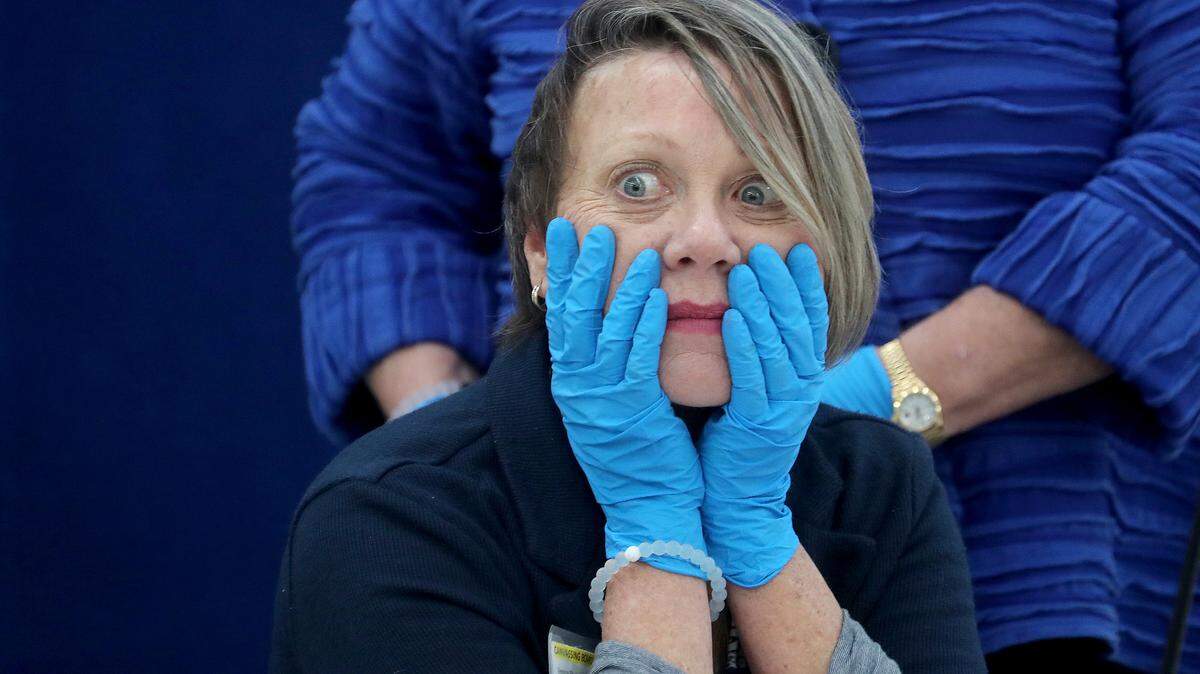 La jueza Betsy Benson, integrante de la junta supervisora electoral, durante el recuento manual en la oficina de la Supervisora de Elecciones de Broward, el 17 de noviembre en Lauderhill, Florida.
