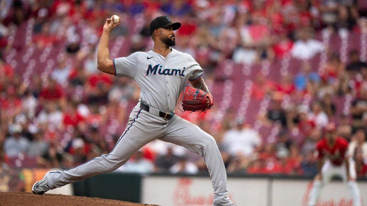 El abridor de los Marlins Sandy Alcántara lanza en el primer inning del partido ante los Rojos, celebrado el 9 de julio de 2025 en el Great American Ball Park en Cincinnati.