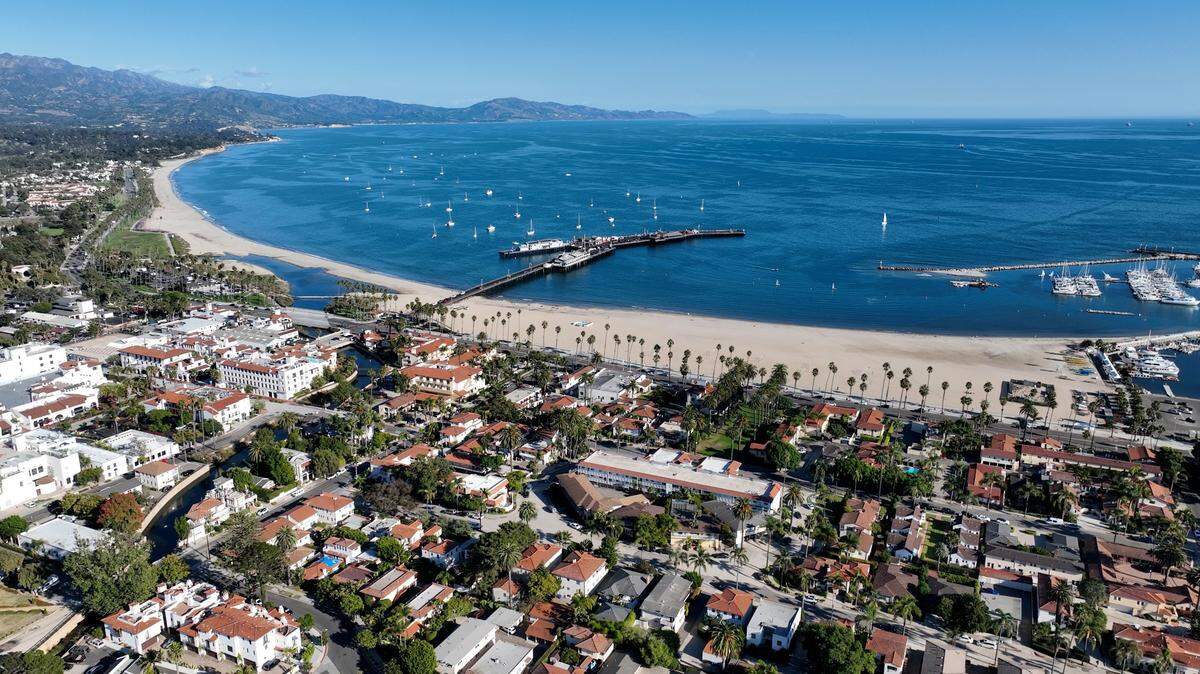 Costa y playa de Santa Bárbara, en California, EEUU.
