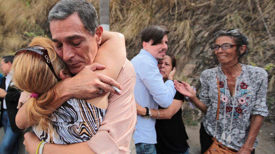 Familiares de los presos políticos liberados el 1 de junio del 2018 se abrazan frente al Helicoide, en Caracas, en espera de sus seres queridos.