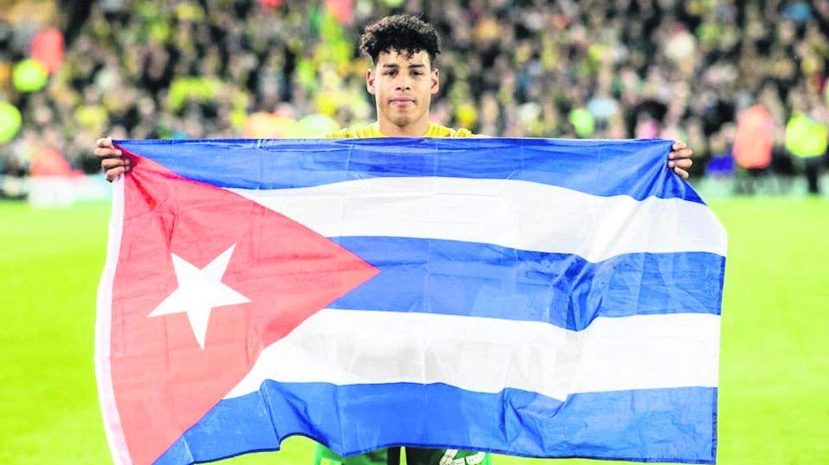 Onel Hernández posa con la bandera cubana el 27 de abril tras conseguir el ascenso a Liga Premier con el Norwich City. El cubano debutó el 9 de agosto de 2019 en la primera división del fútbol inglés.