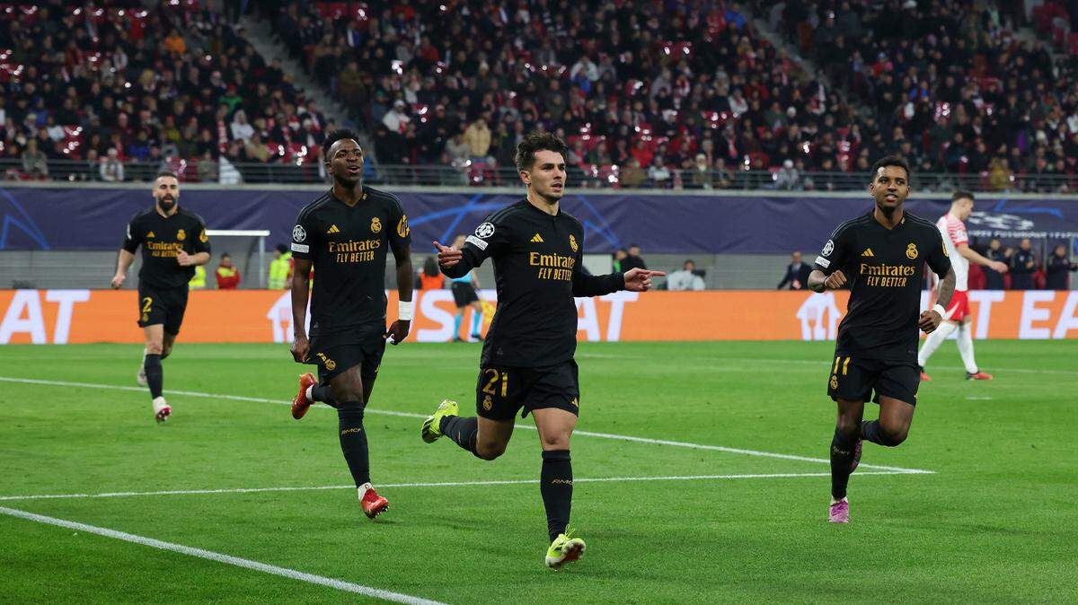 Brahim Díaz celebra tras anotar para el Real Madrid, seguido por Vinicius (izq.), Rodrigo (der.) y Dani Carvajal, en el triunfo 1-0 ante el Leipzig por la Liga de Campeones