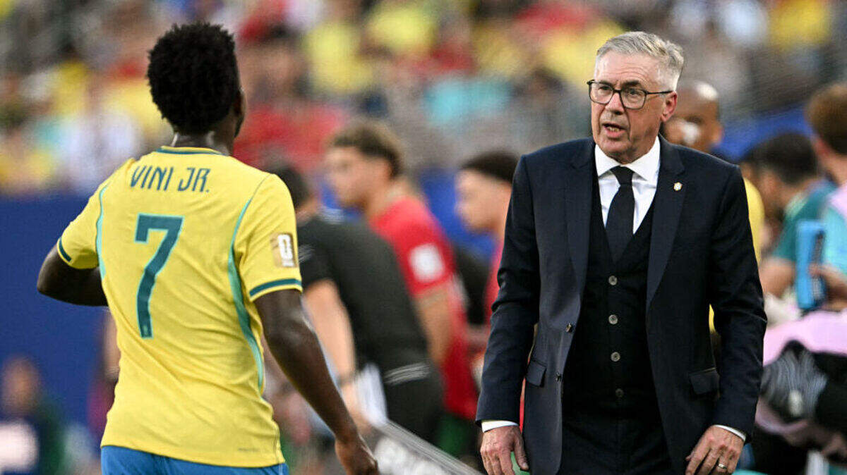 El entrenador italiano de Brasil, Carlo Ancelotti, habla con el delantero Vinicius Junior (n.º 7) durante el partido de fútbol del Grupo C de la Copa Mundial de 2026 entre Brasil y Marruecos, en el estadio de Nueva York/Nueva Jersey en East Rutherford, el sábado 13 de junio de 2026.