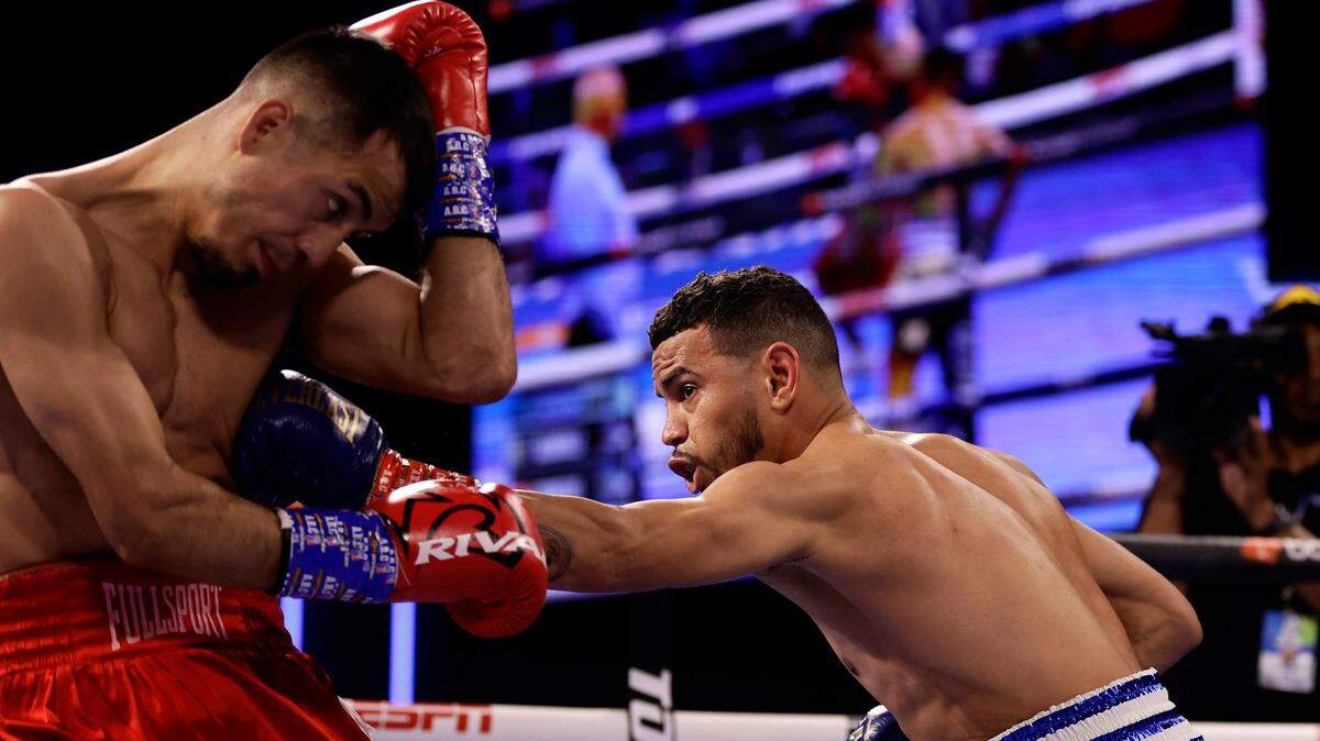Robeisy Ramírez (der.) se impuso por nocaut técnico en el noveno asalto al argentino José Matías Romero, en la velada de Top Rank celebrada el 29 de octubre de 2022 en el Teatro Hulu del Madison Square Garden, en Nueva York.