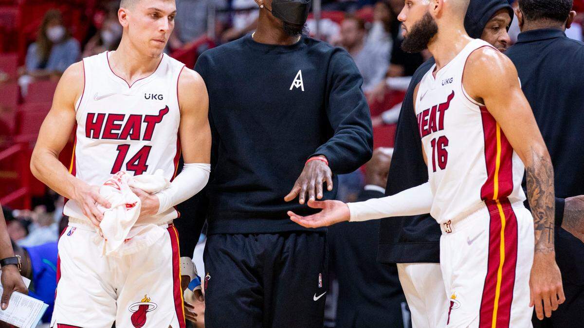 El centro del Heat Bam Adebayo alienta a sus compañeros de equipo Tyler Herro (izq.) y Caleb Martin en el partido ante los Cavaliers de Cleveland, celebrado el 1ro de diciembre de 2021 en Miami.