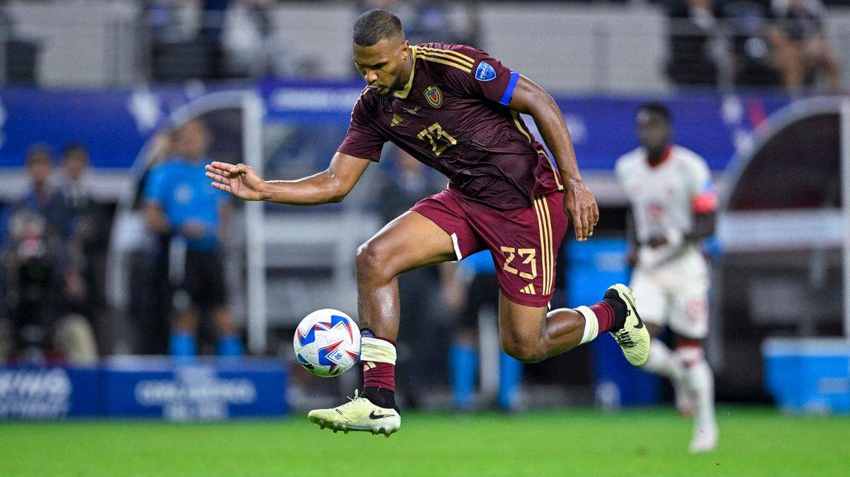 José Salomón Rondón es una figura clave para Venezuela que este martes enfrenta a Paraguay en el estadio Defensores del Chaco de Asunción, en un duelo vital que puede alistar a uno de ellos al convoy o empantanarse camino al Mundial 2026.