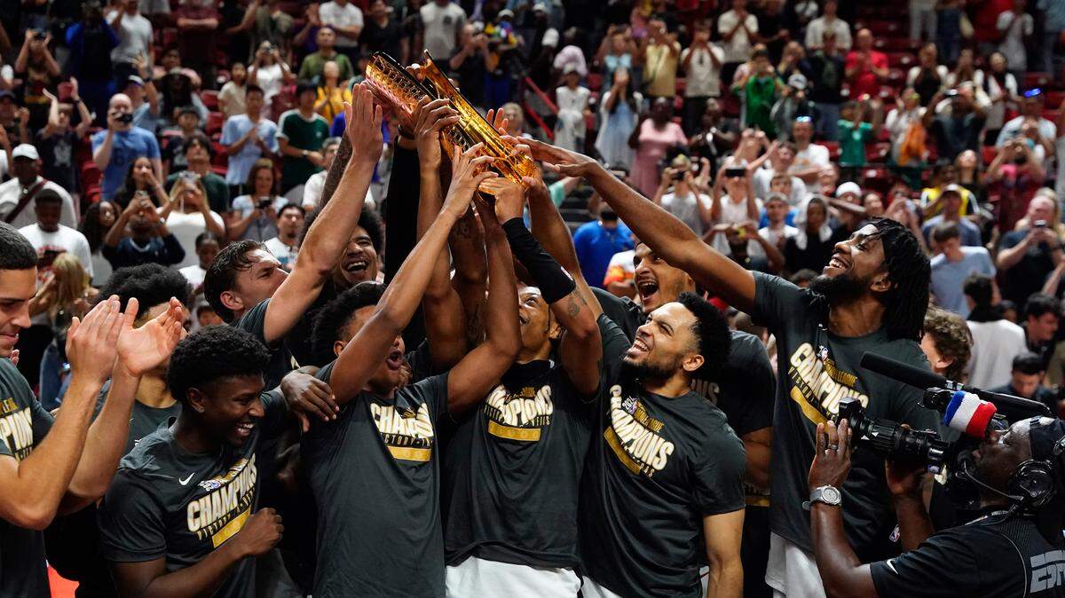 Los jugadores del Heat de Miami celebran el título de la liga de verano que consiguieron al derrotar en la final 120-118 a los Grizzlies de Memphis, el lunes en Las Vegas.