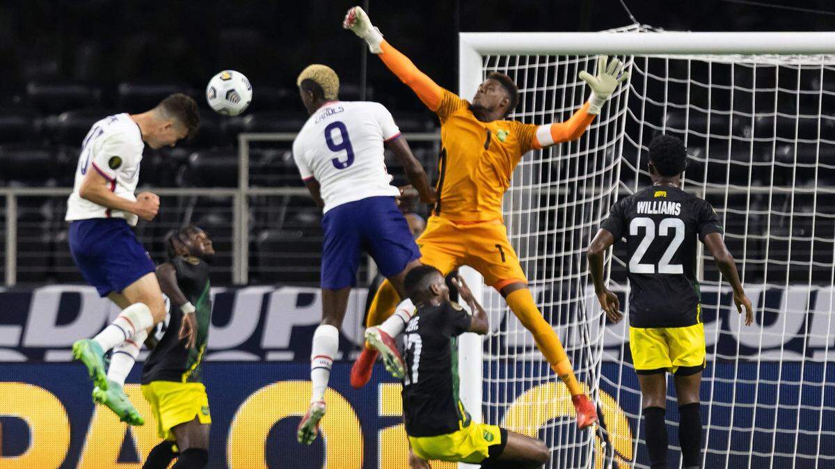 El delantero de Estados Unidos Matthew Hoppe (izq.) cabecea el balón para anotar el gol del triunfo ante Jamaica, el 25 de julio de 2021 en Texas.