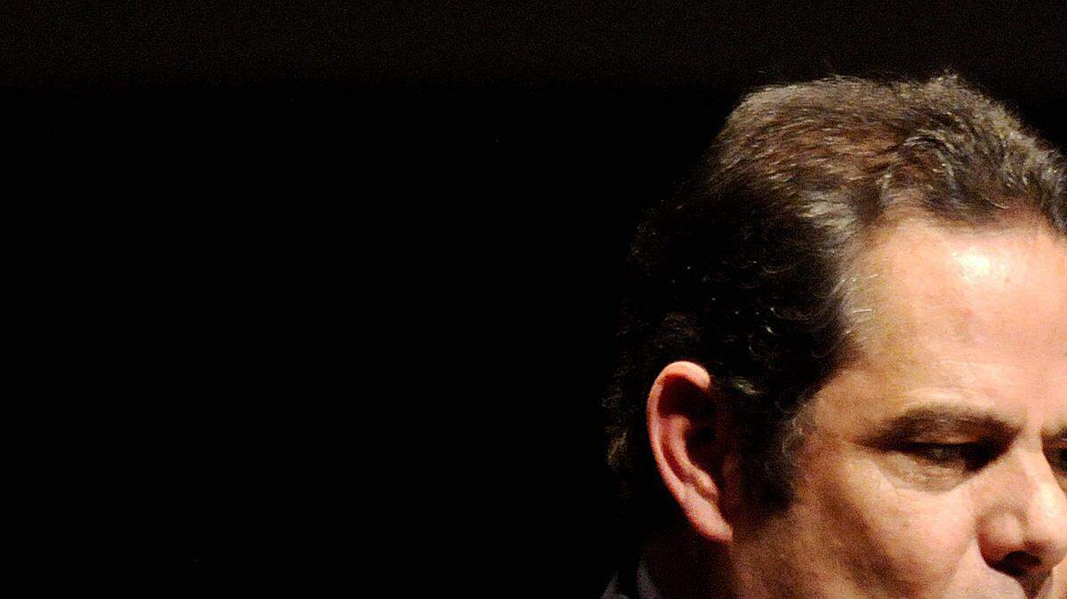 Fotografía de archivo del martes 26 de agosto de 2014 del vicepresidente colombiano, Germán Vargas Lleras, pronuncia un discurso durante la inauguración de Expocamacol 2014, en Medellín, Colombia. La intervención quirúrgica cerebral a la que fue sometido Vargas Lleras el miércoles 20 de enero de 2016, concluyó con éxito, según confirmaron a Efe fuentes de su despacho.
