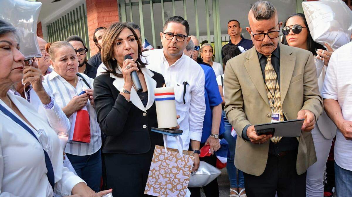 La cónsul general de República Dominicana en Miami, Geanilda Vásquez, participa en uno de los eventos en homenaje a las víctimas el desplome del techo del club nocturno Jet Set en República Dominicana.