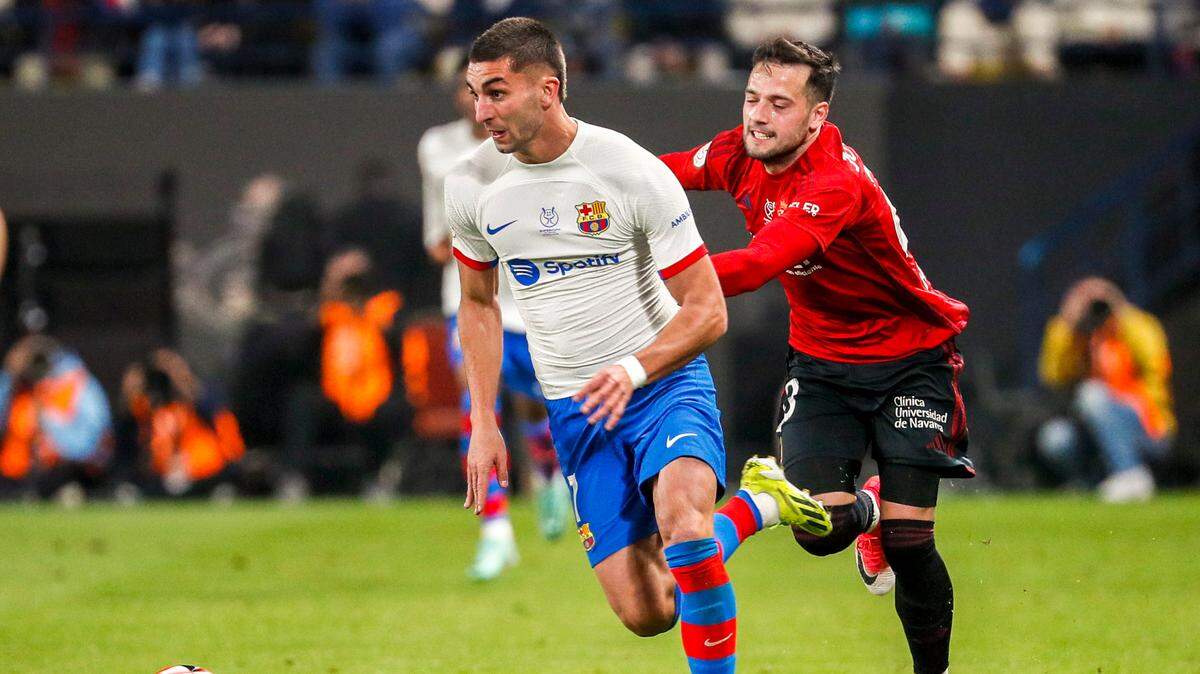 El delantero de Barcelona Ferrán Torres (izq.) lucha por el balón con José Arnáiz, del Osasuna, en el partido semifinal de la Supercopa de España, celebrado el 11 de enero de 2024 en Riad, Arabia Saudí.