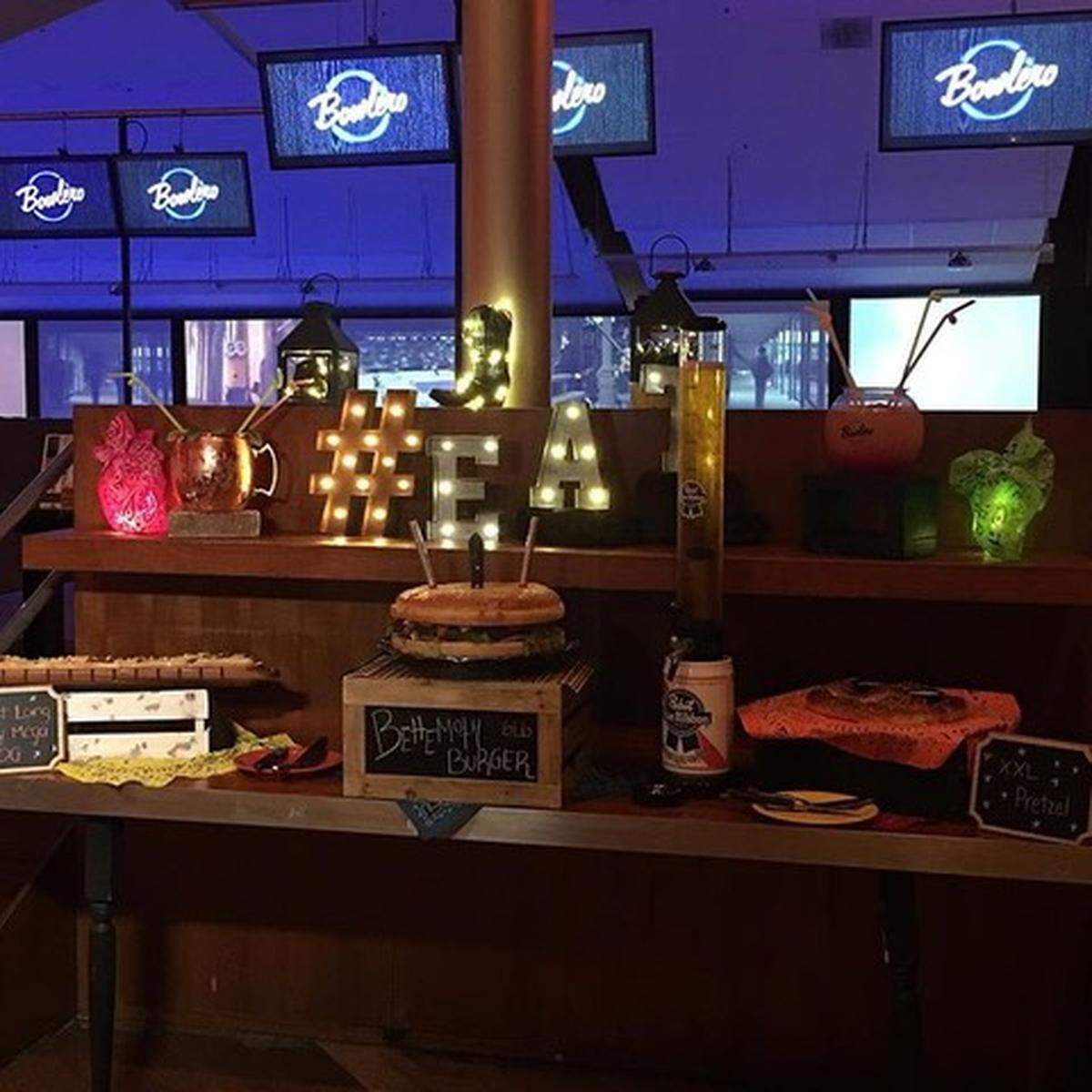 Bowlero se anuncia a sí mismo como una “experiencia inmersiva” dentro del Dolphin Mall.