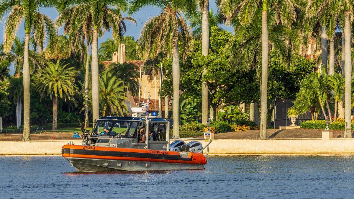 Una lancha de la Guardia Costera de Estados Unidos patrulla las aguas que rodean el club Mar-a-Lago del presidente Donald Trump en Palm Beach, Florida, el 16 de septiembre de 2024.