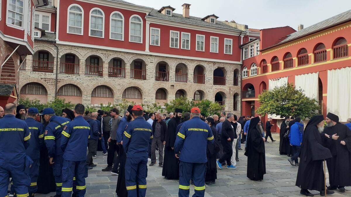 Monjes y bomberos de Vatopedi antes de la cena en el refectorio.