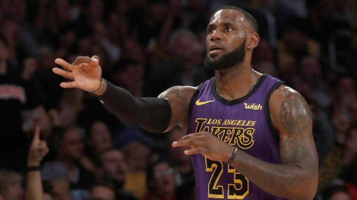 El astro de los Lakers LeBron James celebra un triple contra los Trailblazers este 14 de noviembre en el  Staples Center de Los Angeles.