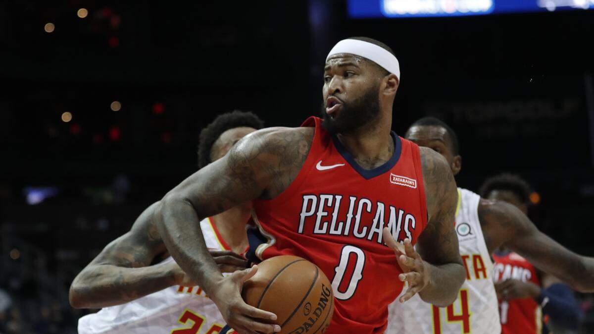 DeMarcus Cousins (0) lleva la pelota ante la marca de John Collins (20), en un partido entre los Pelicans y los Hawks, celebrado el 17 de enero de 2018 en Atlanta.