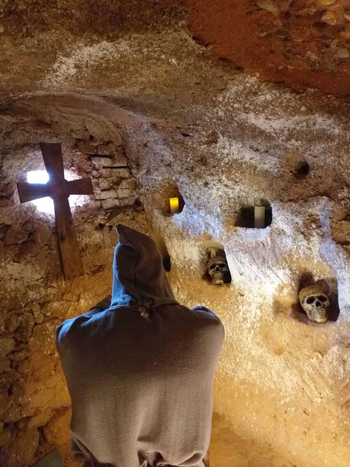 Imaginario de la vida de los monjes en la Cueva de los Cien Pilares.